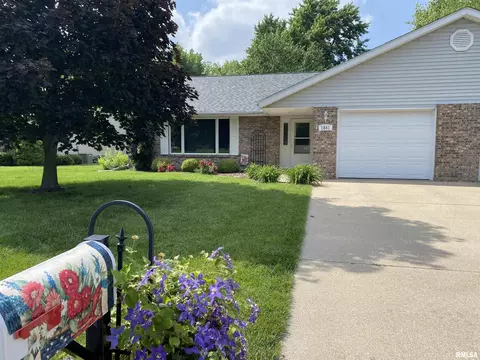 1661 E Myrtle St, Canton, IL 61520
