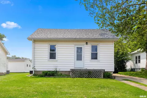 107 N Cleveland St, Roanoke, IL 61561
