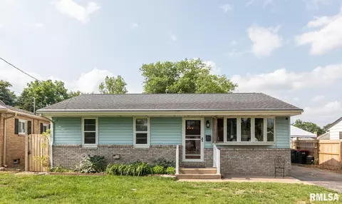 417 Edgewood Dr, Pekin, IL 61554