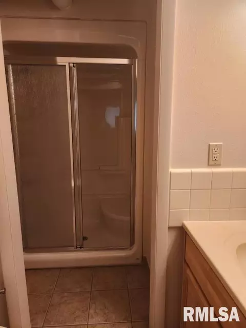 Bath - 409 Evergreen Dr, Macomb, IL 61455 photo 3 of 3