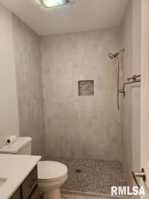 Bath - 409 Evergreen Dr, Macomb, IL 61455 photo 2 of 3