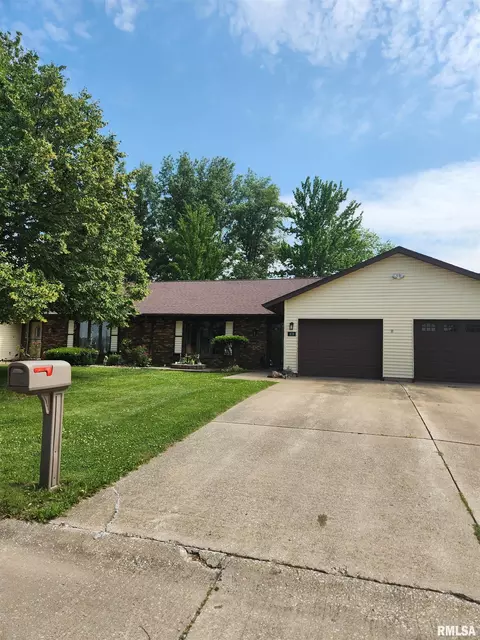 409 Evergreen Dr, Macomb, IL 61455