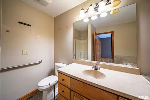 Bath - 4627 S Queen Aleta Ct, Mapleton, IL 61547 photo 2 of 5