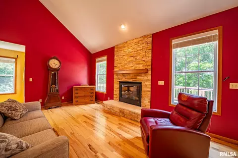 Living - 4627 S Queen Aleta Ct, Mapleton, IL 61547 photo 4 of 7