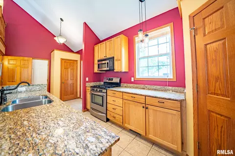 Kitchen - 4627 S Queen Aleta Ct, Mapleton, IL 61547 photo 5 of 5