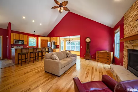 Living - 4627 S Queen Aleta Ct, Mapleton, IL 61547 photo 2 of 7