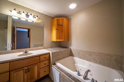 Bath - 4627 S Queen Aleta Ct, Mapleton, IL 61547 photo 1 of 5