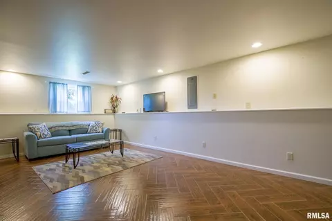 Living - 214 Castle Dr, Dunlap, IL 61525 photo 6 of 7