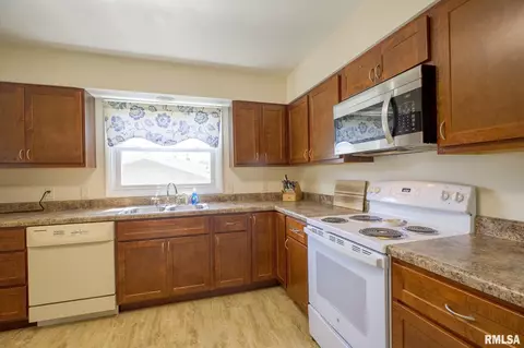 Kitchen - 214 Castle Dr, Dunlap, IL 61525 photo 4 of 4