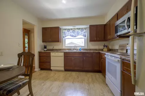 Kitchen - 214 Castle Dr, Dunlap, IL 61525 photo 3 of 4