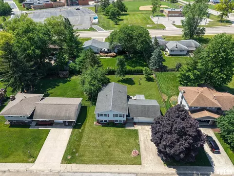 View/Area - 214 Castle Dr, Dunlap, IL 61525 photo 3 of 9