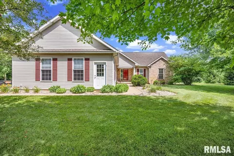 1327 Oak Leaf Ln, Washington, IL 61571