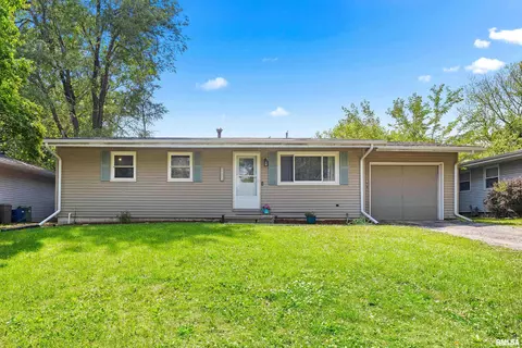5923 N Graceland Dr, Peoria, IL 61614