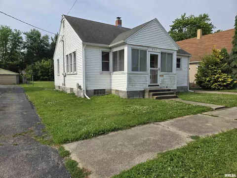 904 Elm St, Canton, IL 61520