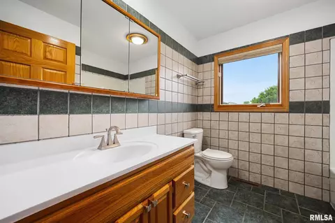 Bath - 820 Belsly Way, Metamora, IL 61548 photo 2 of 6