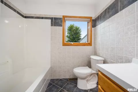 Bath - 820 Belsly Way, Metamora, IL 61548 photo 3 of 6