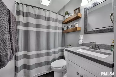 Bath - 301 Devonshire Rd, Washington, IL 61571 photo 1 of 2