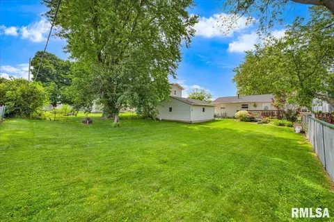Exterior - 301 Devonshire Rd, Washington, IL 61571 photo 4 of 6