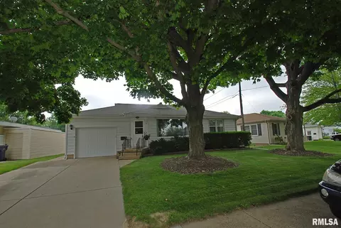 4 Alexander Ln, Bartonville, IL 61607