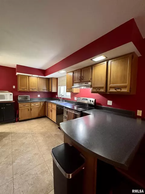 Kitchen - 15 Elmo Dr, Macomb, IL 61455 photo 4 of 5
