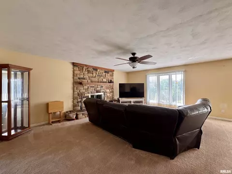 Living - 15 Elmo Dr, Macomb, IL 61455 photo 3 of 8