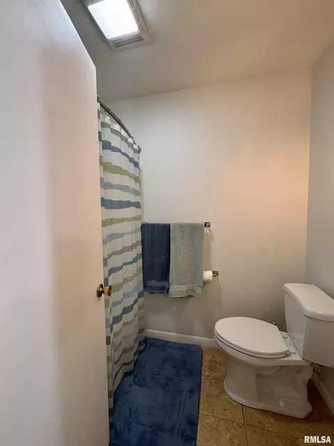 Bath - 15 Elmo Dr, Macomb, IL 61455 photo 4 of 5