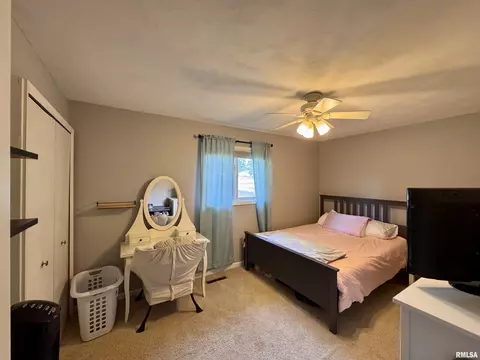 Bedroom - 15 Elmo Dr, Macomb, IL 61455 photo 2 of 5