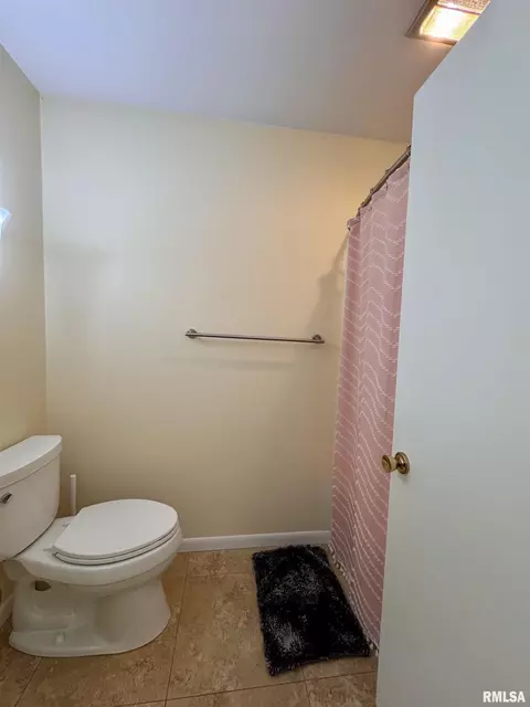 Bath - 15 Elmo Dr, Macomb, IL 61455 photo 2 of 5