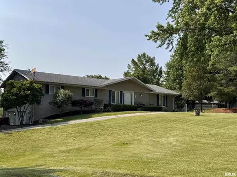 15 Elmo Dr, Macomb, IL 61455