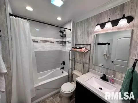 Bath - 964 E Locust St, Canton, IL 61520 photo 1 of 2