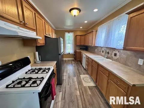 Entry Way - 964 E Locust St, Canton, IL 61520 photo 4 of 5