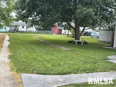Exterior - 964 E Locust St, Canton, IL 61520 photo 7 of 12