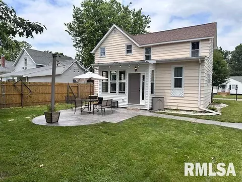 Exterior - 964 E Locust St, Canton, IL 61520 photo 4 of 12
