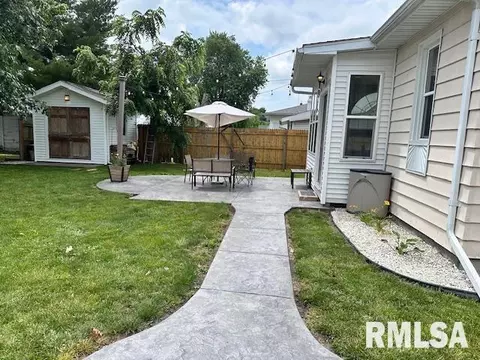 Exterior - 964 E Locust St, Canton, IL 61520 photo 3 of 12