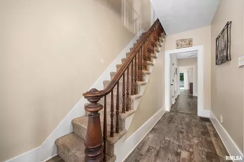 Entry Way - 411 E 3rd St, Delavan, IL 61734 photo 2 of 4