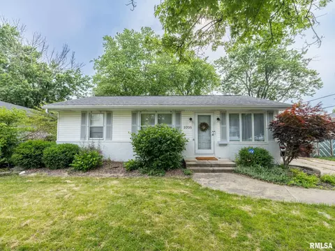 2705 N Victoria Ave, Peoria, IL 61604