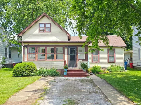 75 W 5th St, El Paso, IL 61738