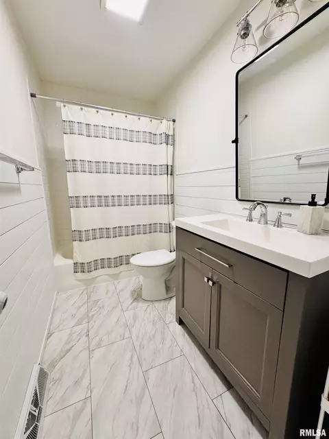 Bath - 702 S Pearl St, Macomb, IL 61455 photo 1 of 1