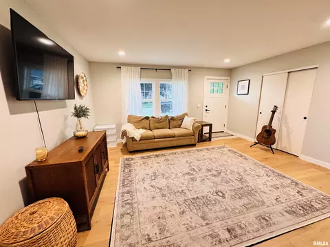 Living - 702 S Pearl St, Macomb, IL 61455 photo 1 of 1