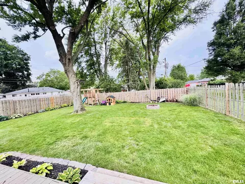 Exterior - 702 S Pearl St, Macomb, IL 61455 photo 4 of 8
