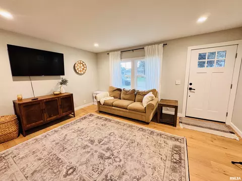 Entry Way - 702 S Pearl St, Macomb, IL 61455 photo 1 of 1