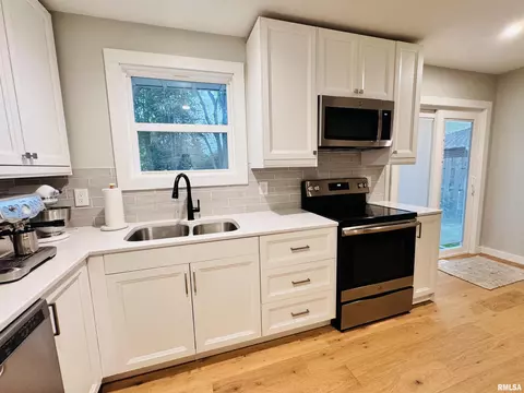 Kitchen - 702 S Pearl St, Macomb, IL 61455 photo 5 of 6