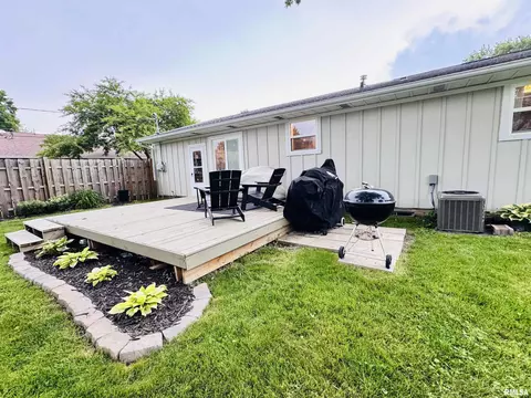 Exterior - 702 S Pearl St, Macomb, IL 61455 photo 2 of 8