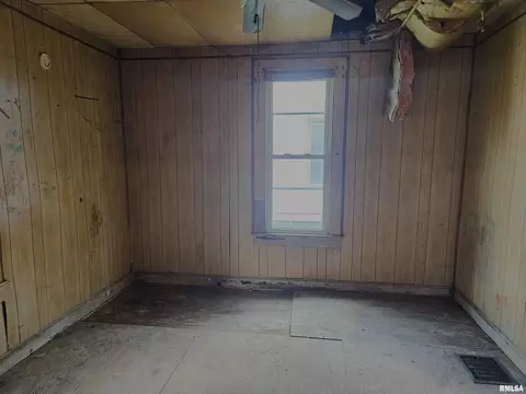 Bedroom - 904 E 4th St, Beardstown, IL 62618 photo 1 of 3