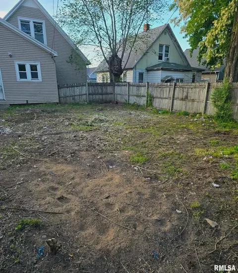 Exterior - 904 E 4th St, Beardstown, IL 62618 photo 1 of 1