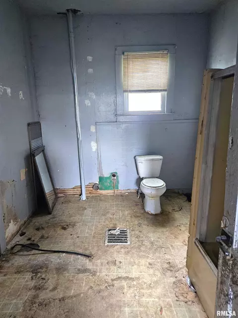 Bath - 904 E 4th St, Beardstown, IL 62618 photo 2 of 2