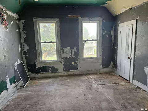 Bedroom - 904 E 4th St, Beardstown, IL 62618 photo 3 of 3