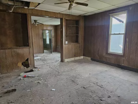 Living - 904 E 4th St, Beardstown, IL 62618 photo 1 of 1