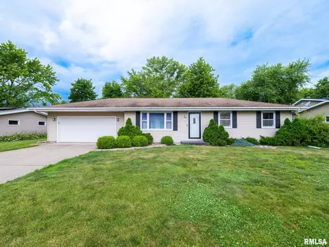 410 Stout Dr, Mackinaw, IL 61755