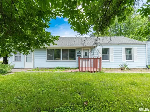2916 N Golf Dr, Peoria, IL 61604